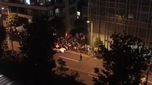 Japonya Ulusal Stadı dışında olimpiyat oyunları protesto edildi
