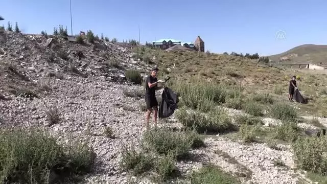 Kamp için Kayseri'ye gelen ABD'li bisikletçiler Erciyes'te çöp topladı