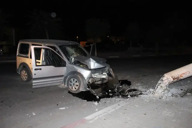 Elektrik direğine çarpan araçtaki 2 kişi ağır yaralandı