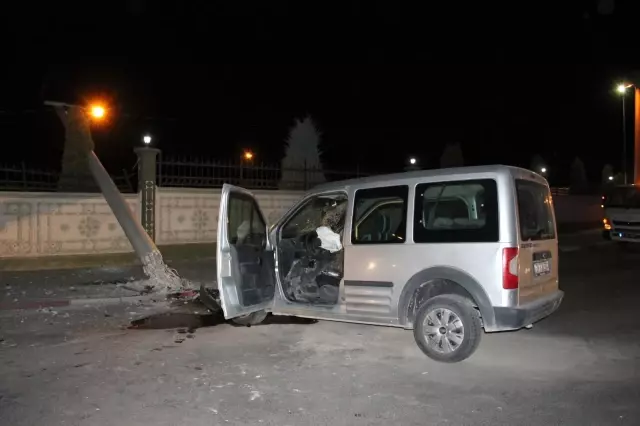 Elektrik direğine çarpan araçtaki 2 kişi ağır yaralandı