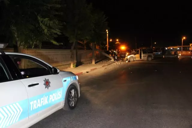 Elektrik direğine çarpan araçtaki 2 kişi ağır yaralandı