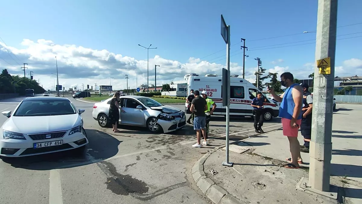 Kocaeli'de iki otomobil çarpıştı: 2 yaralı