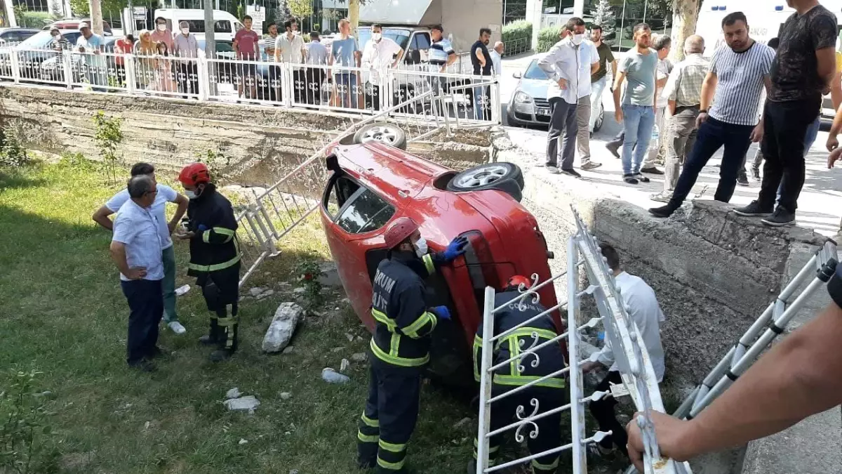 Kontrolden çıkan otomobil apartman bahçesine devrildi