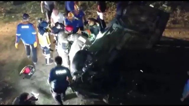 Bir araçla çarpıştıktan sonra su kanalına düşen otomobildeki 5 kişi yaralandı