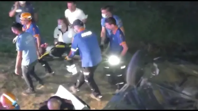 Bir araçla çarpıştıktan sonra su kanalına düşen otomobildeki 5 kişi yaralandı
