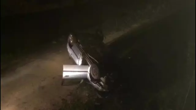 Bir araçla çarpıştıktan sonra su kanalına düşen otomobildeki 5 kişi yaralandı