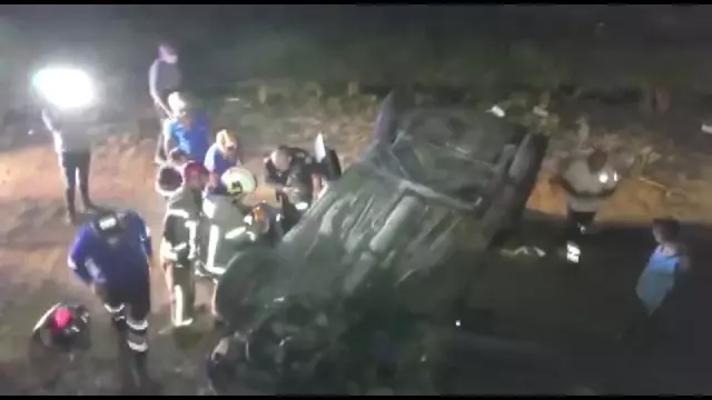 Bir araçla çarpıştıktan sonra su kanalına düşen otomobildeki 5 kişi yaralandı
