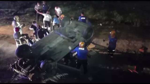 Bir araçla çarpıştıktan sonra su kanalına düşen otomobildeki 5 kişi yaralandı