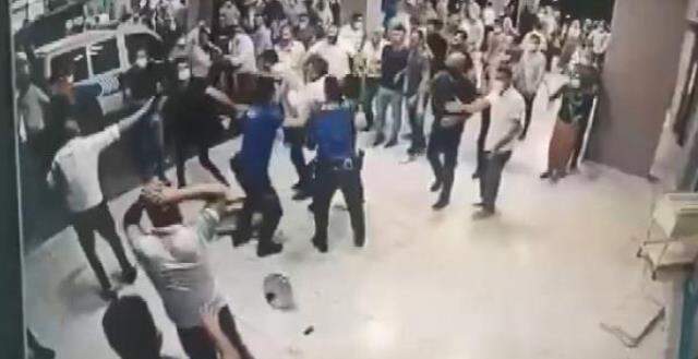 Koronavirüsten ölen hastanın yakınları sağlıkçılara ve polislere saldırdı
