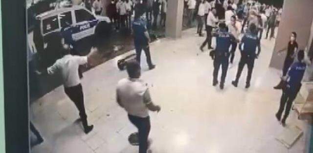 Koronavirüsten ölen hastanın yakınları sağlıkçılara ve polislere saldırdı