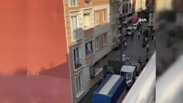 Küçükçekmece'de iki grup arasında silahlı çatışma kamerada