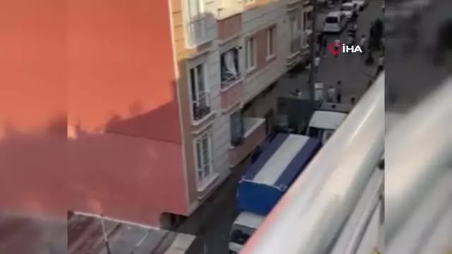 Küçükçekmece'de iki grup arasında silahlı çatışma kamerada