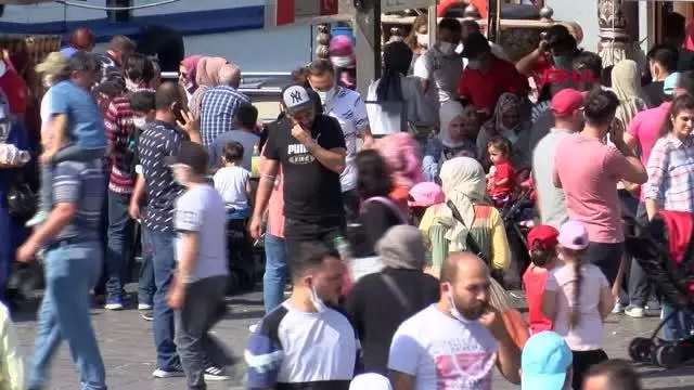 (Bayram sonunda Eminönü tıklım tıklım