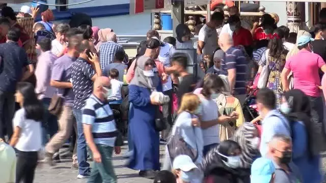 (Bayram sonunda Eminönü tıklım tıklım