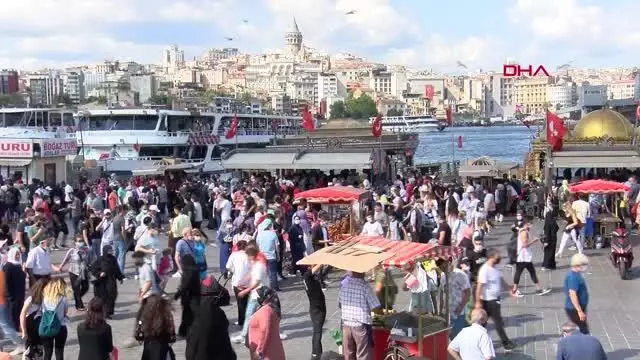 (Bayram sonunda Eminönü tıklım tıklım