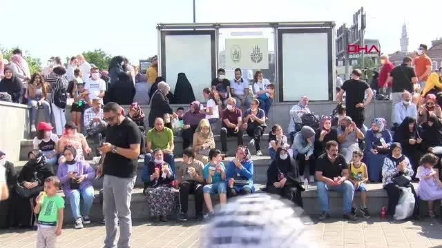 (Bayram sonunda Eminönü tıklım tıklım
