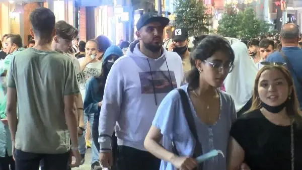 Kurban Bayramı'nın son gününde vatandaşlar taksim meydanı'na akın etti