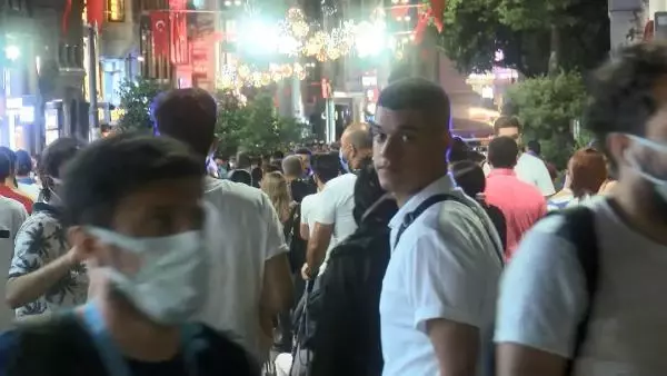 Kurban Bayramı'nın son gününde vatandaşlar taksim meydanı'na akın etti