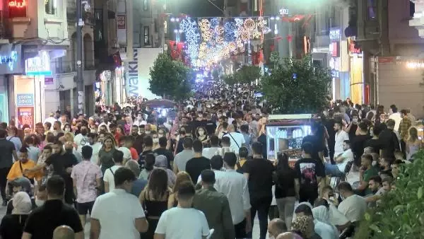 Kurban Bayramı'nın son gününde vatandaşlar taksim meydanı'na akın etti