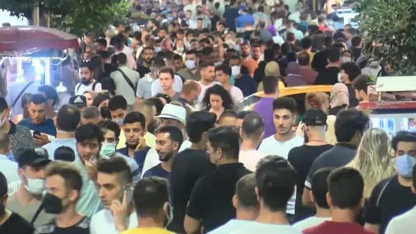 Kurban Bayramı'nın son gününde vatandaşlar taksim meydanı'na akın etti