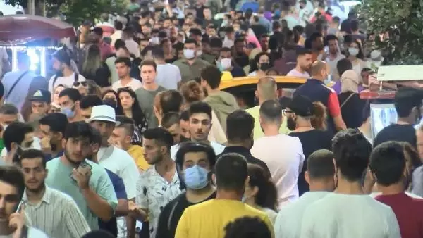 Kurban Bayramı'nın son gününde vatandaşlar taksim meydanı'na akın etti