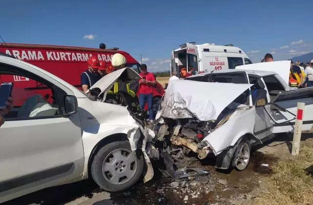 Son dakika haber... Gediz'de hafif ticari araç ile otomobil kafa kafaya çarpıştı: 1 ölü, 6 yaralı