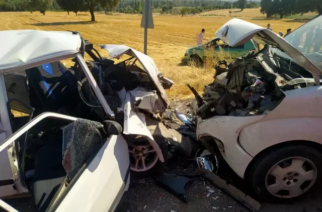 Son dakika haber... Gediz'de hafif ticari araç ile otomobil kafa kafaya çarpıştı: 1 ölü, 6 yaralı