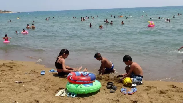 Mersin plajlarında adım atacak yer kalmadı