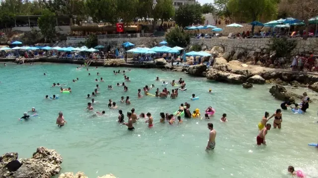 Mersin plajlarında adım atacak yer kalmadı