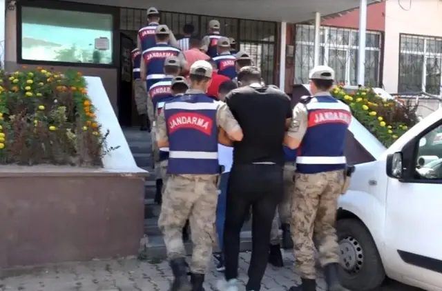 Muradiye 25 düzensiz göçmen yakalandı