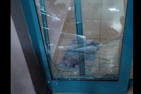 Koronavirüsten ölen hastanın yakınları sağlıkçılara ve polislere saldırdı