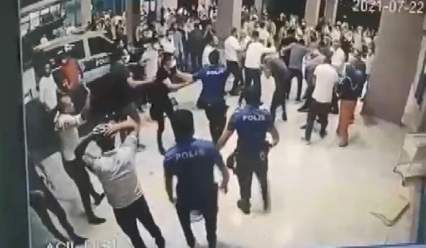 Son dakika haberi: Ölen koronavirüs hastasının yakınları polis ve sağlık çalışanlarına saldırdı