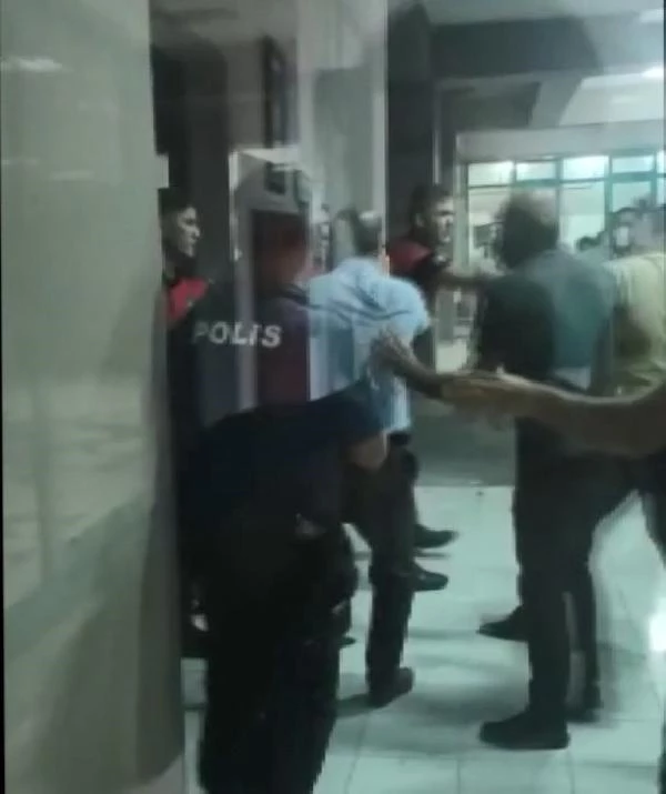 Son dakika haberi: Ölen koronavirüs hastasının yakınları polis ve sağlık çalışanlarına saldırdı