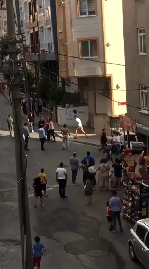 Küçükçekmece'de iki grup arasında silahlı çatışma kamerada