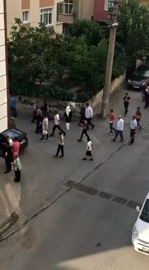 Küçükçekmece'de iki grup arasında silahlı çatışma kamerada