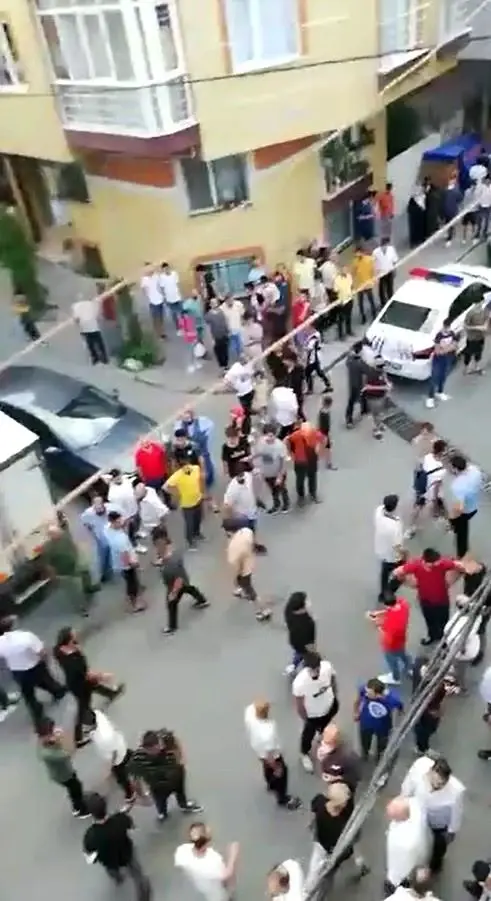 Küçükçekmece'de iki grup arasında silahlı çatışma kamerada