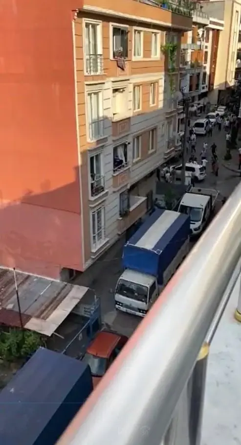 Küçükçekmece'de iki grup arasında silahlı çatışma kamerada