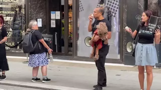 PETA'dan kürk protestosu