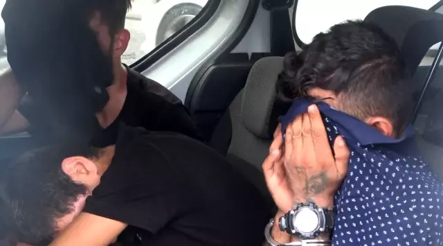 Sahilde vatandaşların dalgınlığından faydalanıp çanta ve telefonlarını çalan 4 genç kıskıvrak yakalandı