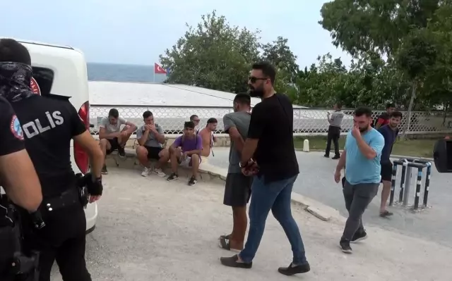 Sahilde vatandaşların dalgınlığından faydalanıp çanta ve telefonlarını çalan 4 genç kıskıvrak yakalandı