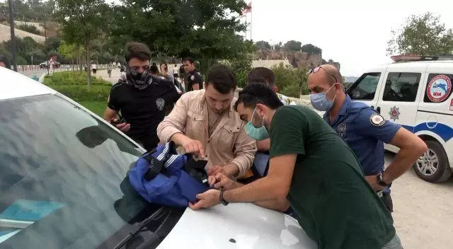 Sahilde vatandaşların dalgınlığından faydalanıp çanta ve telefonlarını çalan 4 genç kıskıvrak yakalandı