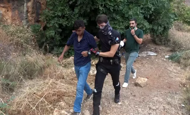 Sahilde vatandaşların dalgınlığından faydalanıp çanta ve telefonlarını çalan 4 genç kıskıvrak yakalandı