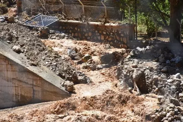 SU BORUSU PATLADI; 2 KİŞİ YARALANDI