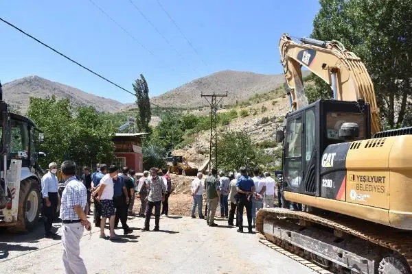 SU BORUSU PATLADI; 2 KİŞİ YARALANDI