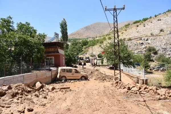 SU BORUSU PATLADI; 2 KİŞİ YARALANDI