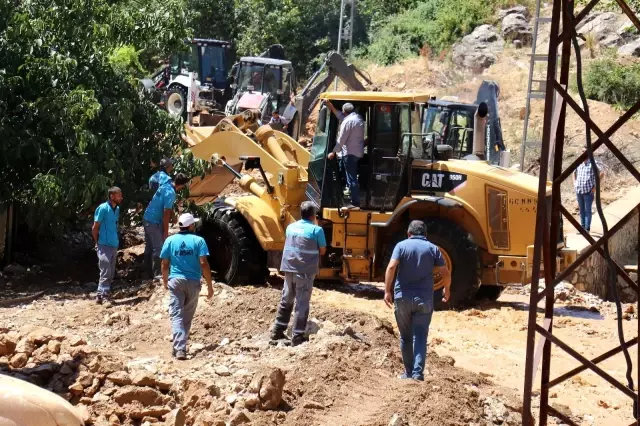 Sulama kanalı patladı, evler su altında kaldı