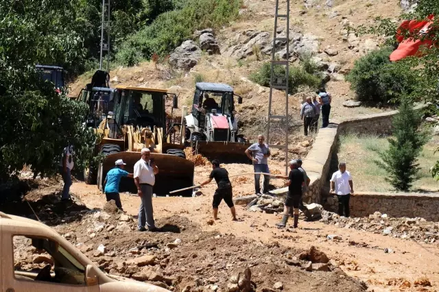 Sulama kanalı patladı, evler su altında kaldı