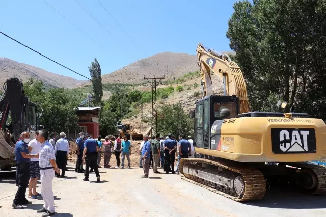 Sulama kanalı patladı, evler su altında kaldı