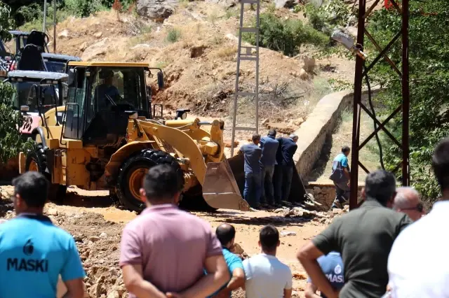 Sulama kanalı patladı, evler su altında kaldı