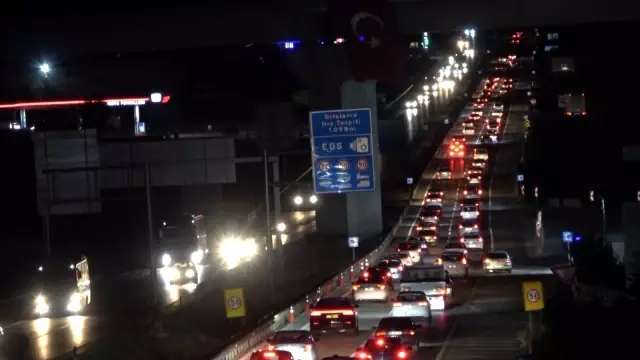 Tatilciler erken dönüşe geçti: 43 ilin geçiş güzergahında trafik yoğunluğu Tatilciler erken dönüşe geçti: 43 ilin geçiş güzergahında trafik yoğunluğu